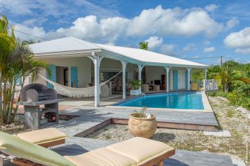 Vue exterieure et piscine